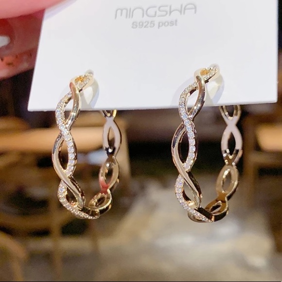 Jewelry - New 18k gold plated hoop luxury earrings